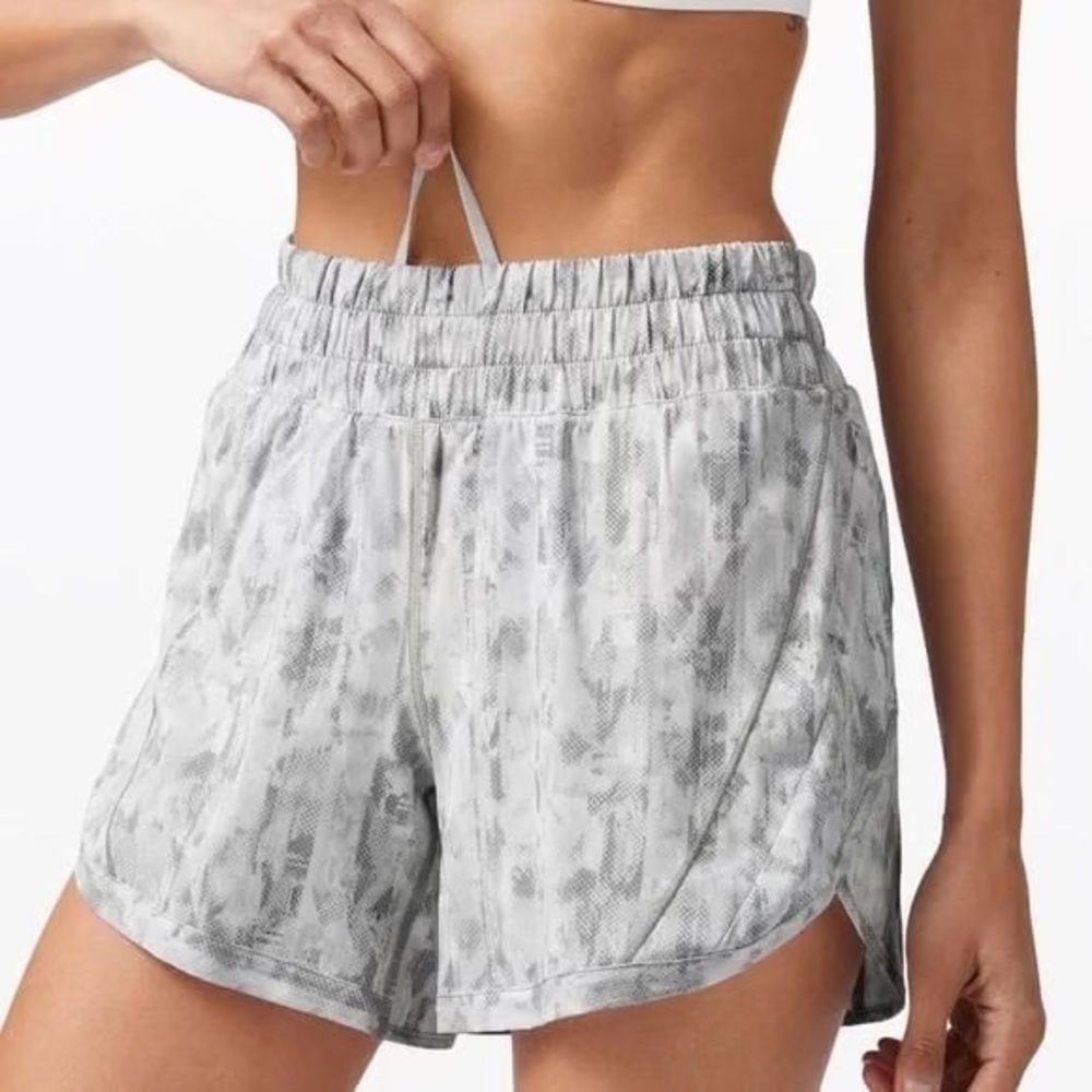 Sz 4 Lululemon Tracker Short V 4” City Breeze Alpine White Multi grey print
